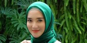 Sedang Hamil, Manisnya Erica Putri dengan Plisket Dress