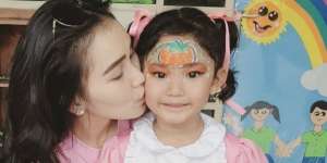 Potret Kompak Ayu Ting Ting dan Bilqis Berkebaya di Hari Kartini