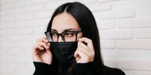 Cara Cegah Kacamata Berembun Saat Gunakan Masker