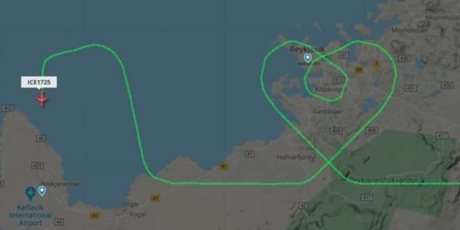 Pilot Membuat Simbol Hati untuk Dukung Tenaga Medis