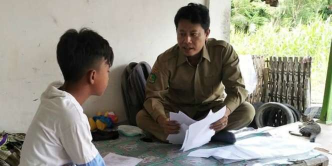 Dedikasi Guru Avan Datangi Rumah Siswa Tak Punya Ponsel dan TV Buat Belajar