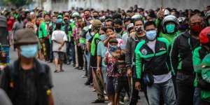 Antrean Membludak Saling Berhimpitan Saat Pembagian Nasi Kotak