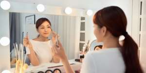 Tutorial Membuat Bentuk Eyeliner Seperti Petir