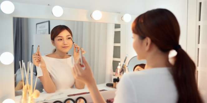 Tutorial Membuat Bentuk Eyeliner Seperti Petir
