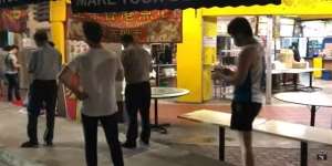 Lockdown Diperpanjang, Pria Singapura Antre Berjam-jam untuk Cukur Rambut