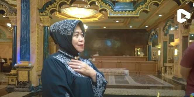 Rumah `Crazy Rich` Palu Belapis Emas, Tapi Tengok Ponselnya