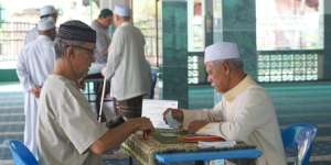 Lafal Niat Zakat Fitrah Lengkap Keutamaan & Orang yang Berhak Menerimanya