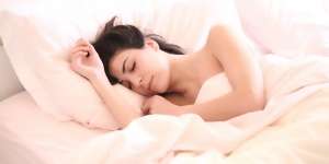 6 Cara Tidur Nyenyak di Saat Pikiran Stres dan Cemas