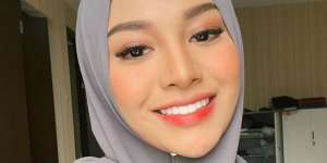 Cantik Natural, Tutorial Hijab Aurel Hermansyah dengan Pashmina