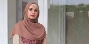 Gaya Outfit Ramadhan dengan Tunik dan Rok Plisket ala Shireen Sungkar