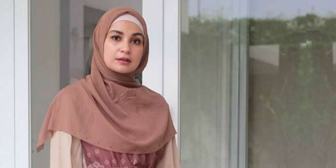 Gaya Outfit Ramadhan dengan Tunik dan Rok Plisket ala Shireen Sungkar