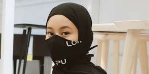 Gaya 'Swag' Dinda Hauw Belanja Pakai Masker Ninja