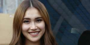 Pakai Daster Saat Sahur, Rambut Ayu Ting Ting Bikin Salfok
