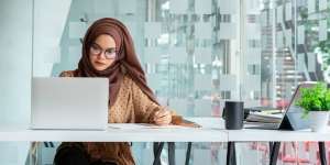 Terpaksa ke Kantor, Dua Cara Ini Bisa Hindari Kamu dari Bahaya Corona