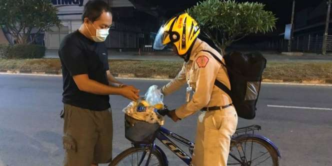 Kena PHK, Kakek Kayuh Sepeda Berhari-hari untuk Pulang Kampung