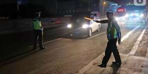 Bandel! Potret Polisi Cegat Pemudik di Jakarta-Cikampek
