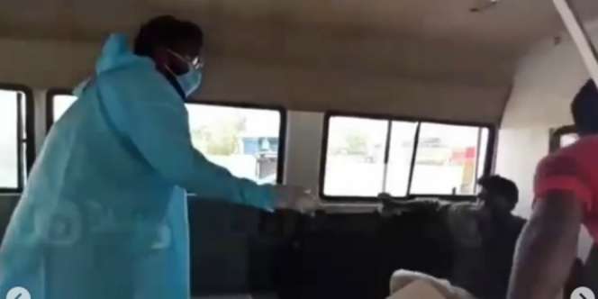 Aksi Kocak Polisi India Kurung Pelanggar Lockdown di Ambulans Pasien Covid-19