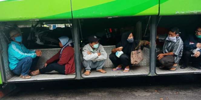 Viral Foto Penumpang Sembunyi di Bagasi Demi Bisa Mudik