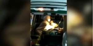 Video Viral Kisah Sedih Ibu Peluk Cium 2 Anak Kecilnya yang Positif Corona