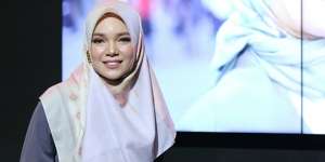 Alasan Dewi Sandra Diam Saat Glenn Fredly Meninggal