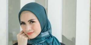 Tutorial Hijab Simpel ala Donita untuk Concall di Rumah