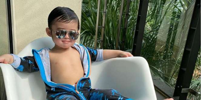 Pose Berjemur 'Santuy' Putra Sandra Dewi Bikin Ngakak