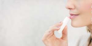 5 Fungsi Lip Balm Selain Melembapkan Bibir