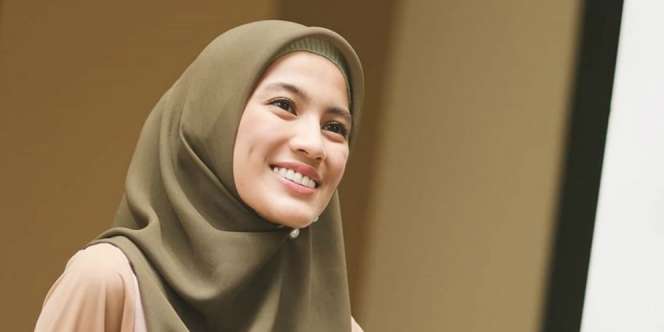 Tutorial Hijab Simpel Menutup Dada ala Alyssa Soebandono