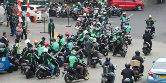 Jatuh Tergelincir Saat Hujan, Driver Ojol Tetap Antar Pesanan