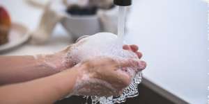 Tutorial Hand Scrub untuk Atasi Kulit Kering