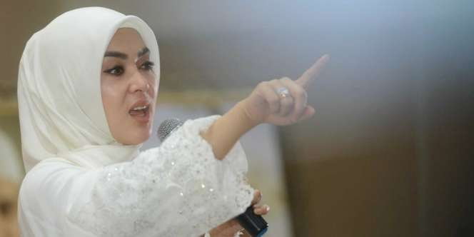Cantik Elegan, Gaya Syahrini Berhijab di Bulan Ramadhan