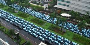 Sepi Order, Sopir Taksi Mangkal di Senayan City Dapat Paket Sembako dan Uang