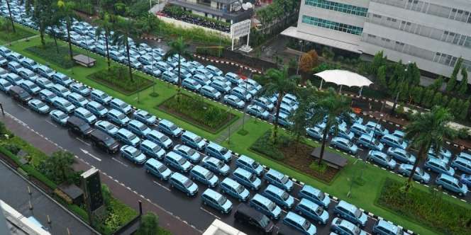 Sepi Order, Sopir Taksi Mangkal di Senayan City Dapat Paket Sembako dan Uang