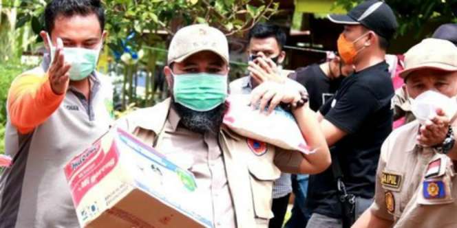 Buka Pintu, Warga Terharu Wali Kota Bengkulu Panggul dan Antar Beras Mie