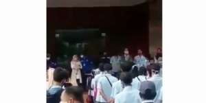 Viral Video Buruh Pabrik Sepatu Dibariskan untuk Terima Pengumuman PHK Massal