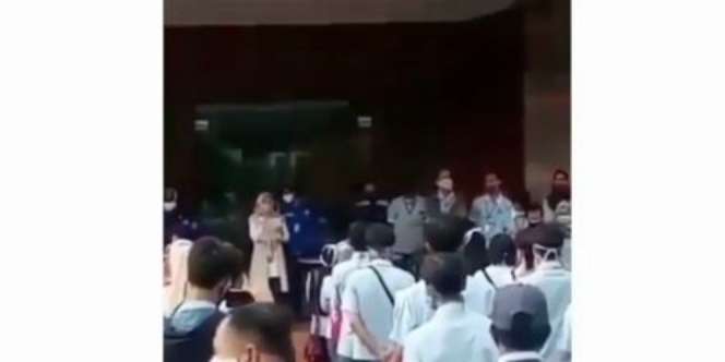 Viral Video Buruh Pabrik Sepatu Dibariskan untuk Terima Pengumuman PHK Massal
