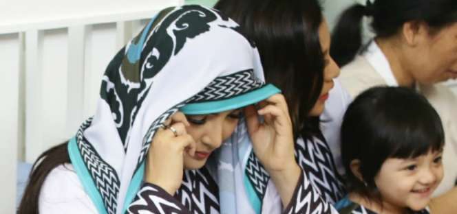 Dituduh Bagi-Bagi Sembako dengan Cara Dilempar, Begini Kata Ashanty