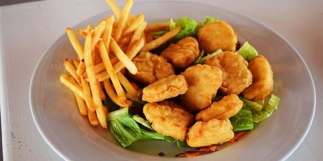 7 Makanan Penyebab Dehidrasi Saat Puasa yang Perlu Kamu Hindari