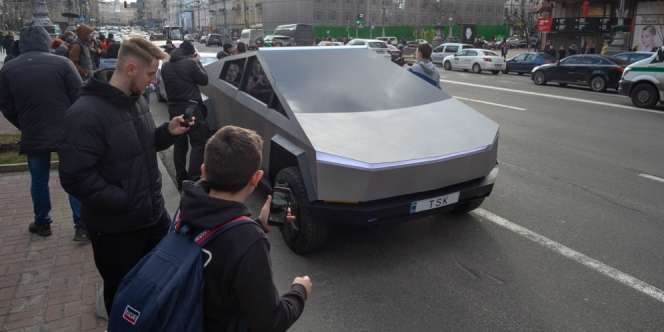 Keren! Tesla Bikin Truk yang Bisa Ngambang di Air
