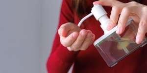 Karma Penimbun Ratusan Hand Sanitizer