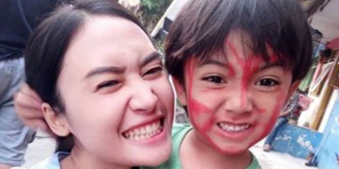 Lihat Kedekatan Mbak Lastri dan Yudi Tukang Ojek Pengkolan, Kayak Anak Sendiri