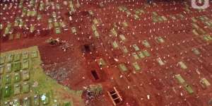 Melihat Lebih Dekat Makam Korban Covid-19, Bak Kuburan Massal