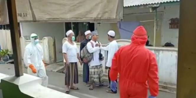 Pasien Diduga Corona Dijemput Tim Medis Ber-APD, Eh Malah Diajak Salaman