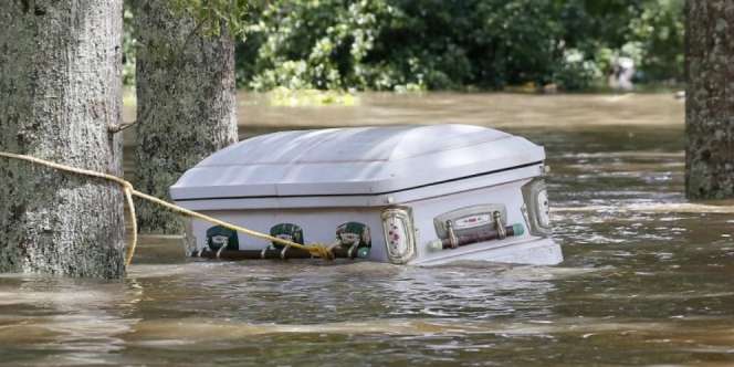TPU di Bandung Longsor, Jenazah dalam Kubur Terbawa Arus Sungai