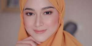 Gaya Hijab dengan Tunik ala Nina Zatulini untuk di Rumah