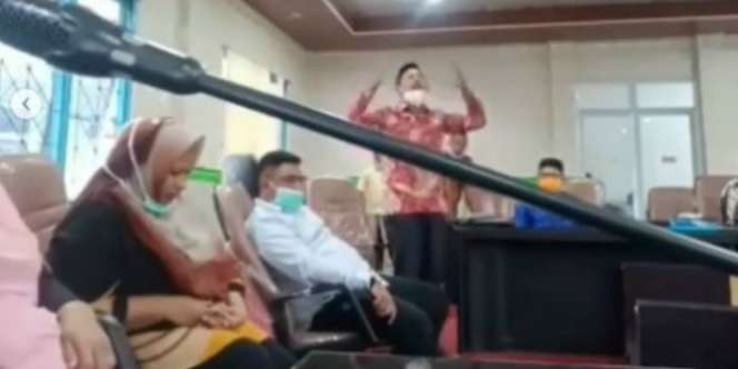 Detik-detik Anggota DPRD Gulingkan Meja Saat Rapat Covid-19