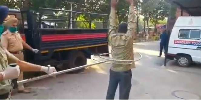 Polisi India Bikin Jepit Raksasa Tangkap Pelanggar Social Distancing