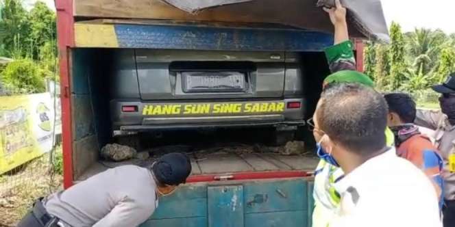 Tak Cuma Orang, Pemudik Nekat Sembunyikan Mobil di Bak Truk