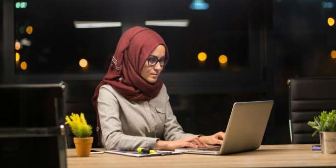 Masih Kerja Saat Weekend, Tipe Pekerja Keras atau Workaholic?