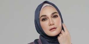Potret Cantik Luna Maya Pakai Gamis Berhias Kristal dan Mutiara